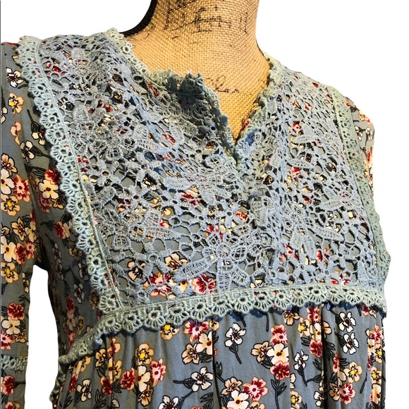 Suzanne Betro Floral Bell Sleeve Blouse - Picture 6 of 13